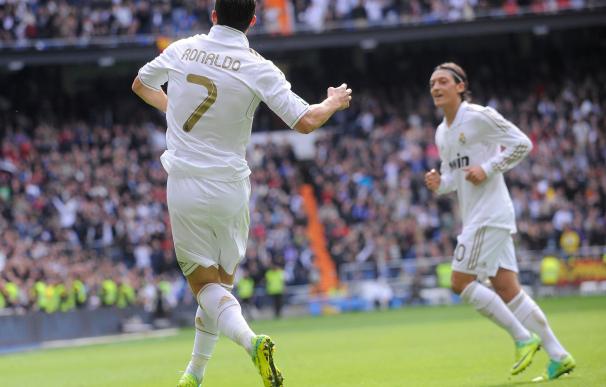 Cristiano Ronaldo y Özil, durante el Real Madrid-Osasuna disputado a las 12 de la mañana