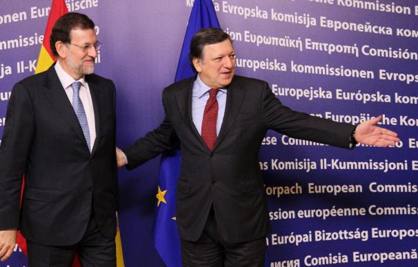 El presidente de la Comisión Europea, José Manuel Durao Barroso (c), da la bienvenida al presidente del Gobierno español, Mariano Rajoy, en un Consejo Europeo.