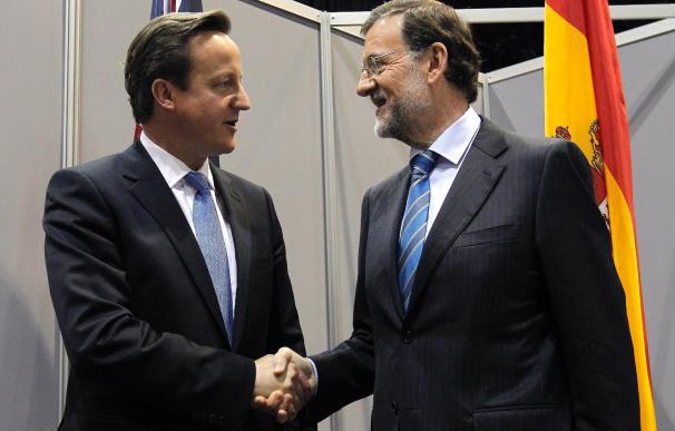 Rajoy recibe a Cameron y pasean por los jardines de Moncloa antes de reunirse