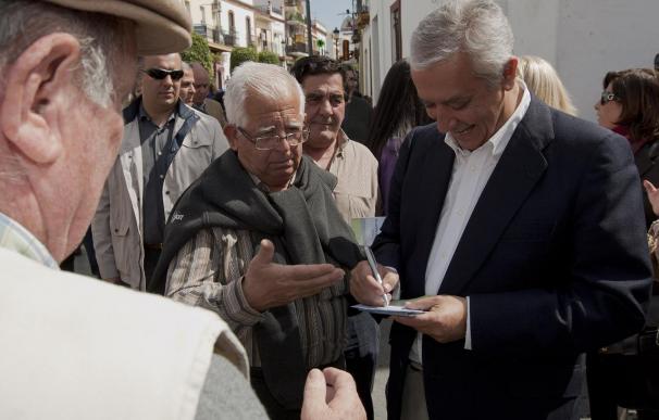 Arenas dice que la propuesta de Rubalcaba de recortar gastos en defensa afectaría a "muchos empleos" en Andalucía