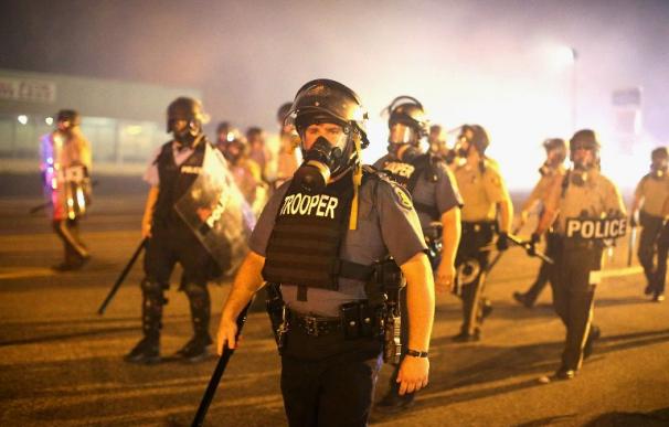 La policía en Ferguson, Missouri, este domingo