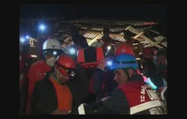 Turquía busca a cientos de personas bajo los escombros