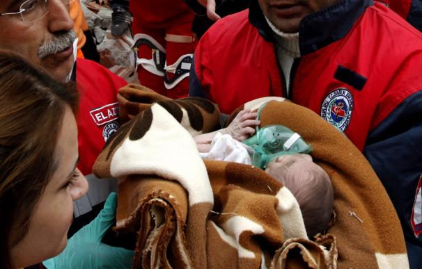 Rescatan a un bebé de 2 semanas dos días después del terremoto en Turquía