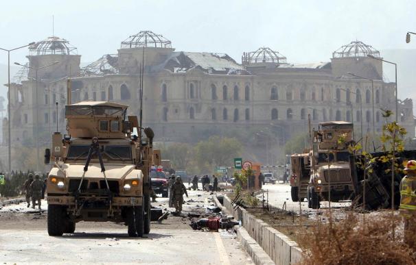 Mueren cuatro afganos y trece soldados de la OTAN en un ataque suicida en Kabul