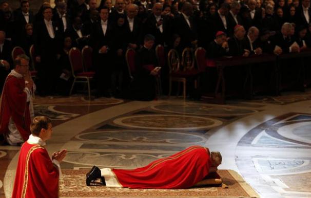 El Papa Francisco reza tendido en el suelo durante la Pasión de Cristo
