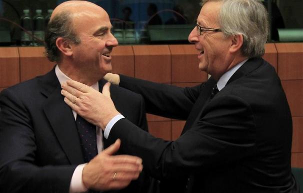 El entonces presidente del Eurogrupo Jean Claude Juncker con el ministro de Economía, Luis de Guindos