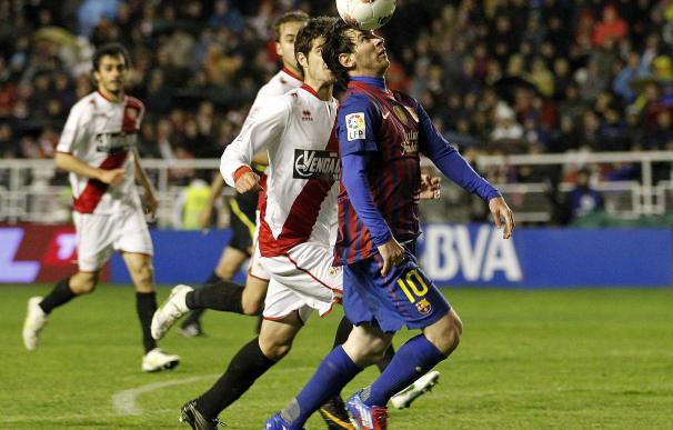 Messi controla un balón en el partido de ida