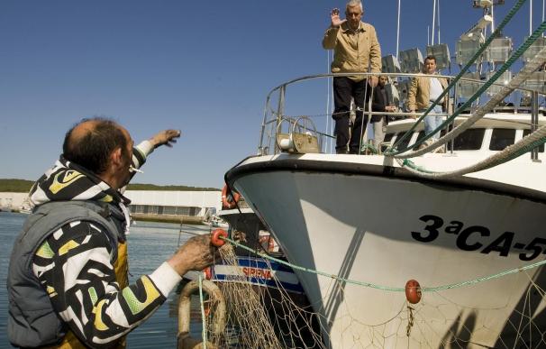 Arenas pondrá en marcha un Plan Integral en Barbate que supone una "apuesta decidida" por la pesca