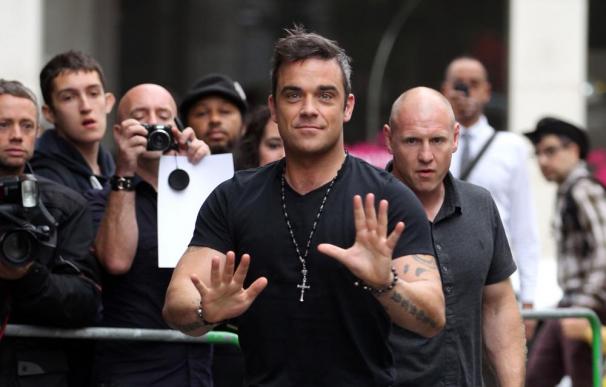 Robbie Williams se lleva de gira a su mujer, su bebé, y su niñera