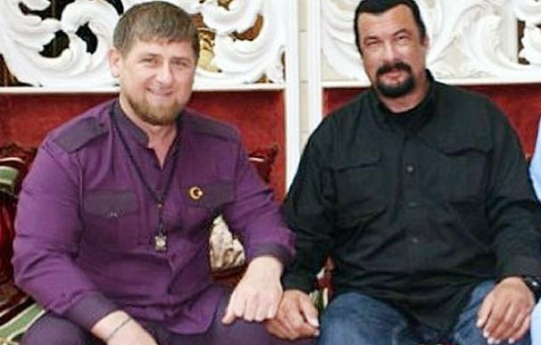 El actor Steven Seagal, con el presidente checheno