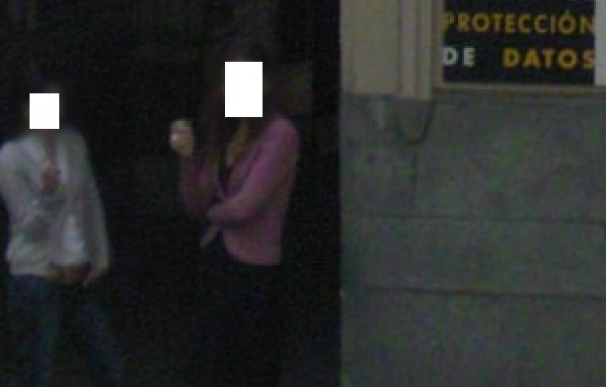 La sede de la Agencia de Protección de Datos, captada por los coches de Google Street View, muestra a dos personas reconocibles en la puerta (con expresión difuminada)