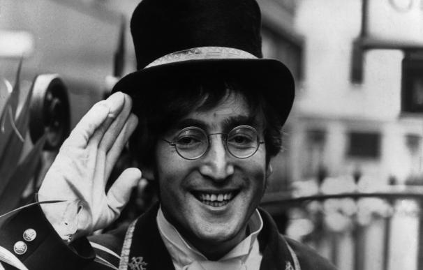 Los fans de John Lennon le recuerdan en Twitter