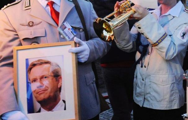 El expresidente alemán se despide perseguido por el escándalo y las vuvuzelas
