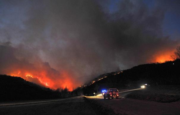 Evacuados cinco núcleos de Huesca por un incendio forestal