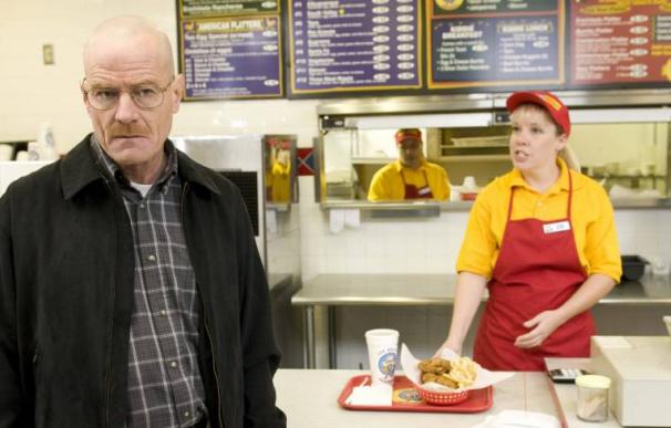 Walter White, el protagonista de 'Breaking Bad' en un local de comida rápida de la serie.