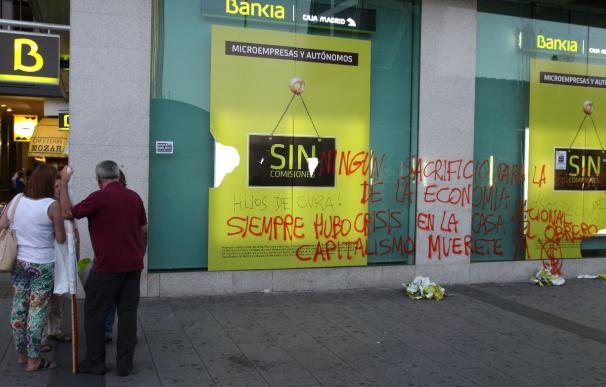 Pintadas en una sucursal de Caja Madrid, ahora Bankia.