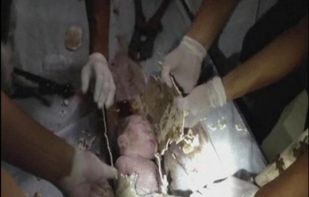 Rescatan de un desagüe fecal a un bebé chino abandonado