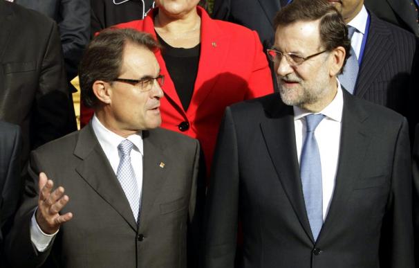 Rajoy recibe a Mas para iniciar su reunión en la Moncloa