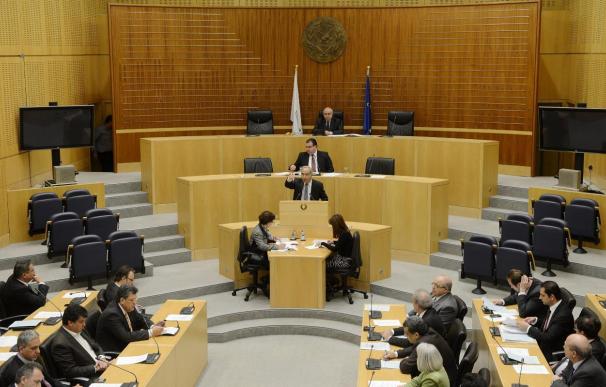 El Parlamento chipriota retrasa el debate mientras aumenta la crispación