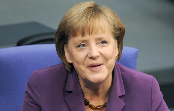 Merkel exige sanciones más severas contra los socios europeos sobreendeudados