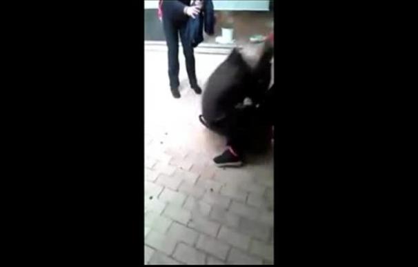 Video de una brutal paliza de una adolescente a una compañera en Sabadell