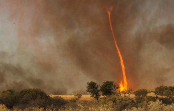 Filman un tornado de fuego de 30 metros de altura en Australia