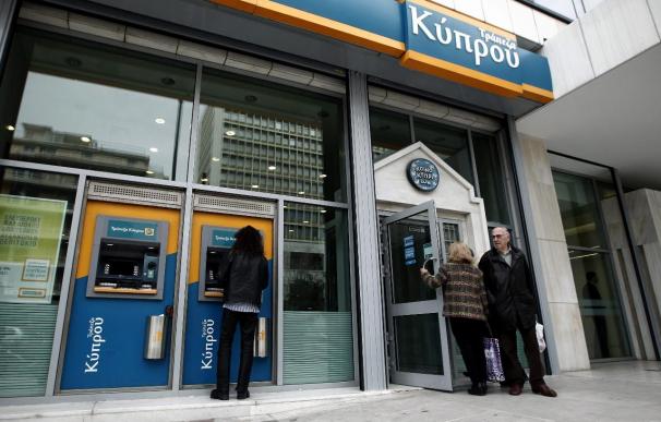 Los bancos chipriotas reabrieron tras casi dos semanas de corralito