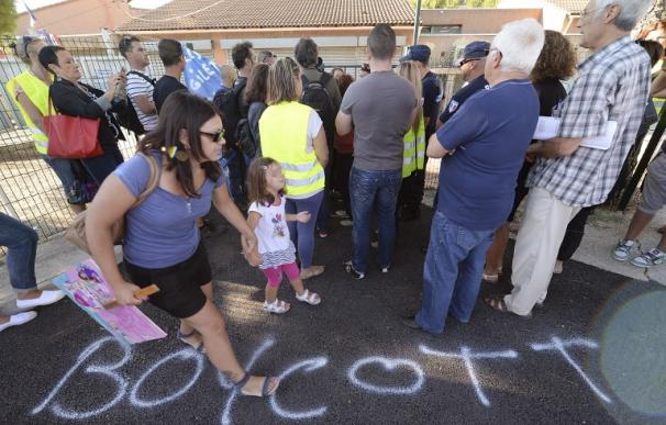 Padres y alumnos de un colegio cercano a Marsella protestan por las reformas