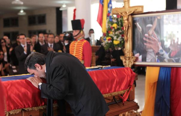 Ahmanideyad se arrodilla ante el féretro de Chávez