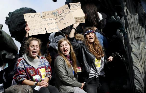Hollande permite el regreso de la alumna kosovar pero no de su familia