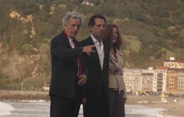Constantin Costa-Gavras, Gad Elmaleh, Michele Ray-Gavras, en el Festival de Cine de San Sebastián