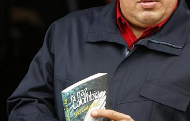 Chávez con un libro en la mano