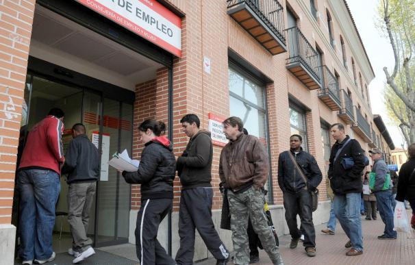 Varias personas hacen cola frente a una oficina de empleo en la Comunidad de Madrid.