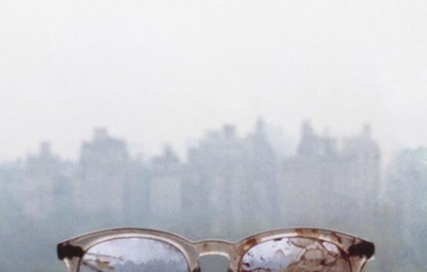 Yoko Ono muestra las gafas ensangrentadas de John Lennon para protestar contra las armas