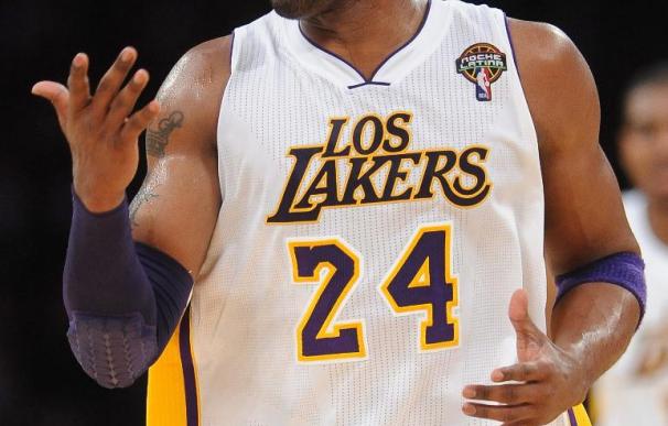 Kobe Bryan se exhibe con los Lakers