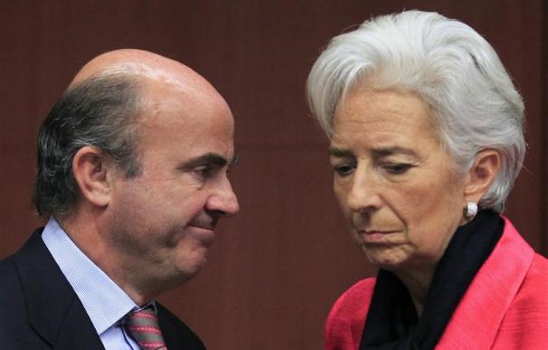 El ministro de Economía, Luis de Guindos, conversa con la directora gerente del FMI, Christine Lagarde.