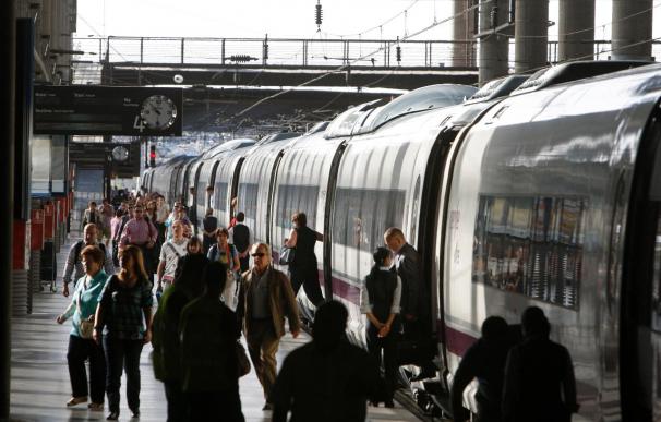 Viajeros se apean del tren en la Estación de Atocha de Madrid.