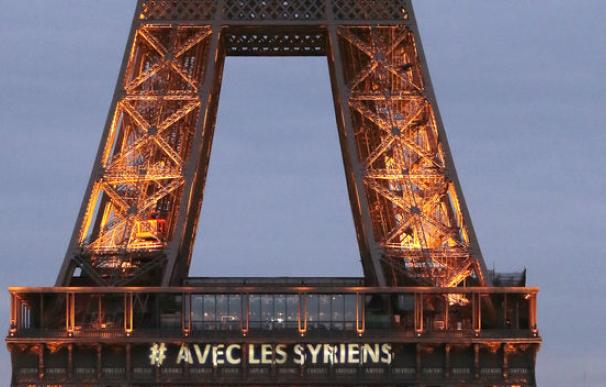 La Torre Eiffel se ilumina al atardecer en homenaje al pueblo sirio