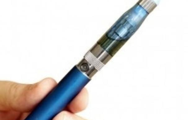 Profesionales sanitarios lamentan que el uso de los cigarrillos electrónicos no se limite como el tabaco