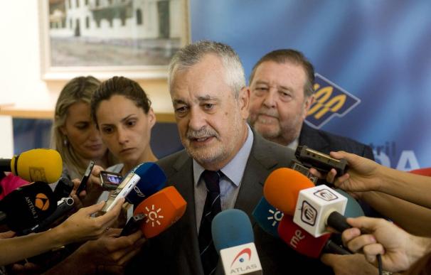 Griñán defiende que las primarias del PSOE-A son "limpias y claras"