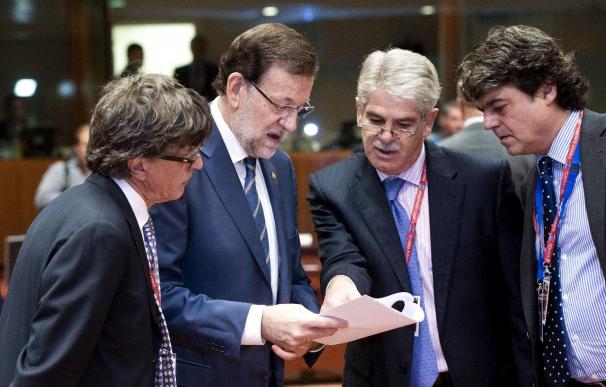 El presidente Mariano Rajoy (2-i), conversa con Alfonso Dastis Quecedo (2-d), embajador de España ante la UE, en presencia de dos de sus colaboradores.