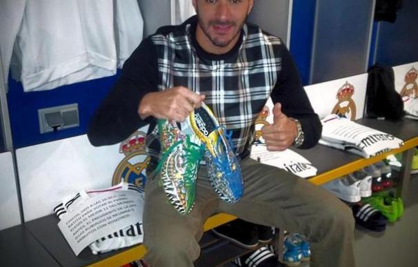 El descuido de Benzema al presentar sus nuevas botas