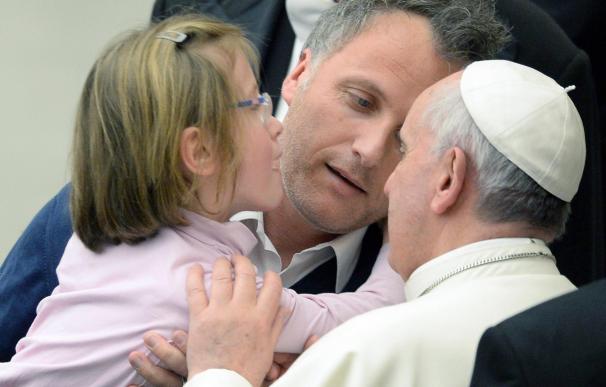El Papa Francisco se reúne con miles de ciegos y sordomudos