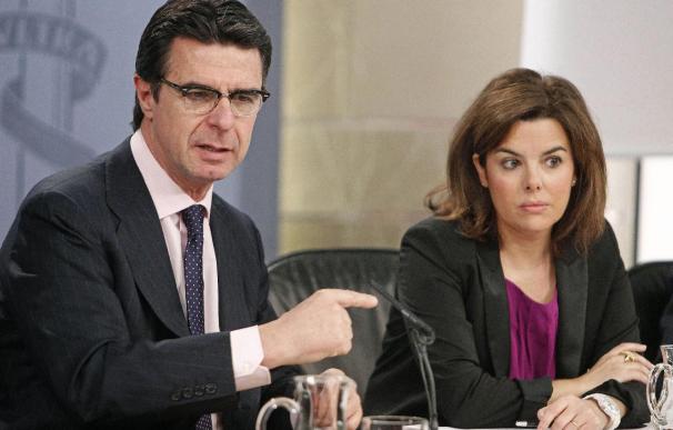 El ministro de Industria, José Manuel Soria, junto a la vicepresidenta del Gobierno, Soraya Sáenz de Santamaría, durante la rueda de prensa posterior al Consejo de Ministros.