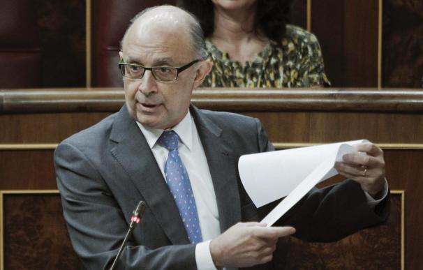 El ministro de Hacienda, Cristóbal Montoro, ha asegurado que los salarios en España no están bajando sino "creciendo moderamente".