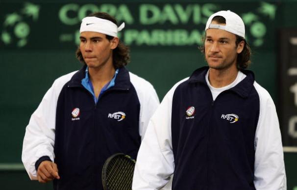 Rafa Nadal y Carlos Moyá durante un entrenamiento previo a la final de la Copa Davis 2004