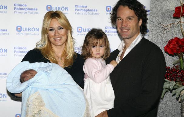 Carolina Cerezuela y Carlos Moyá presentan a su segundo hijo, Carlos