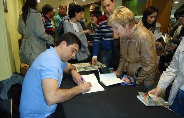 Sergio Saldaña firmando libros