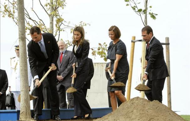 Los príncipes inauguran el bosque que recordará en Madrid a las víctimas del 11-S