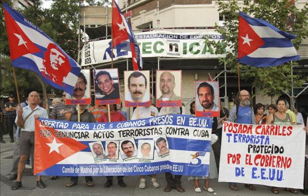 Concentrados frente a la Embajada de EEUU en Madrid piden la liberación de los 5 cubanos